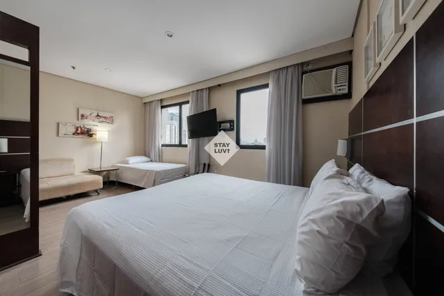 Sala de apartamento mobiliado e iluminado