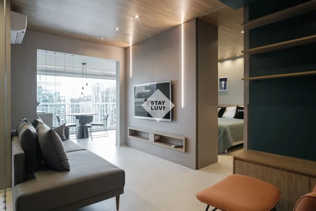 Smartphone sobre mesa com aplicativo de mensagens aberto ao lado de chave de apartamento