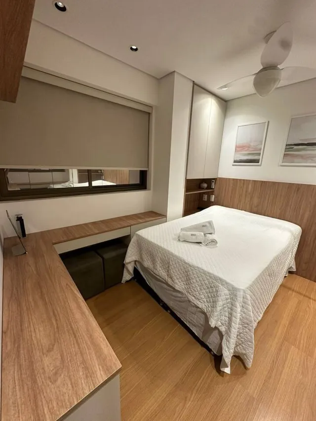 Mesa com recibos de aluguel, calculadora e caneta em um escritório residencial iluminado