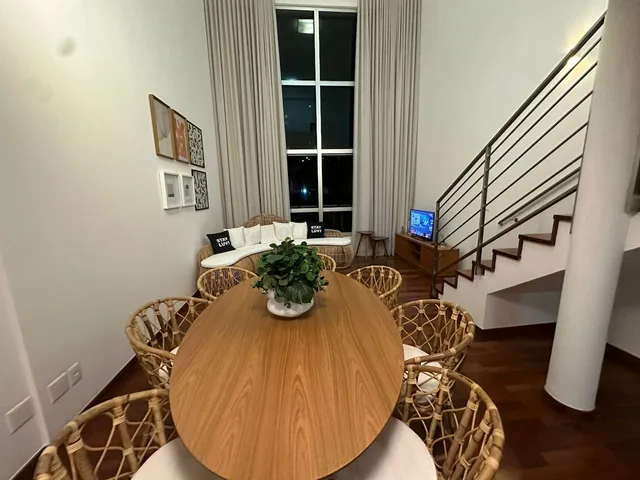 Chaves de imóvel sobre mesa ao lado de planta baixa e calculadora em cena de planejamento
