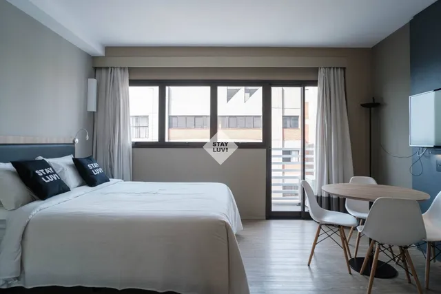 Pessoa conferindo lista em prancheta dentro de apartamento mobiliado durante vistoria