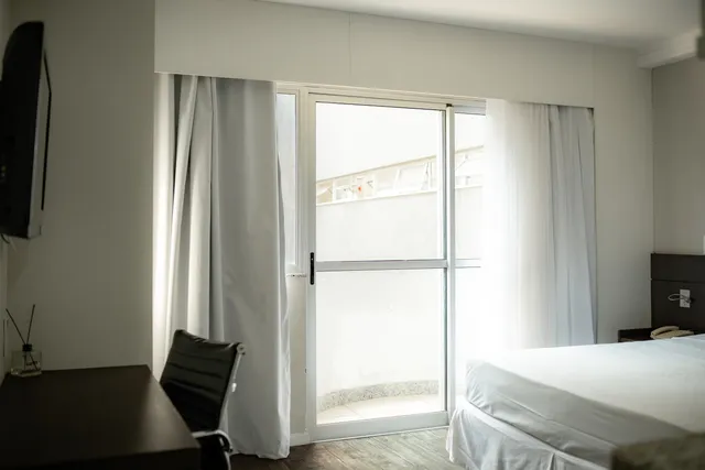 Mesa com calculadora, gráficos impressos e uma planta de apartamento