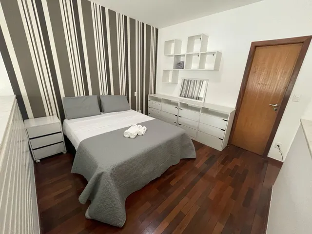 Fachada de prédio residencial moderno visto da rua em dia claro