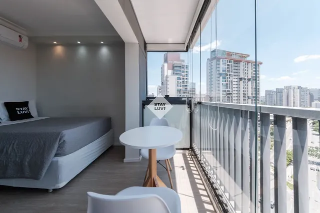 Maquete de empreendimento residencial em cima de mesa com plantas e materiais de acabamento ao lado