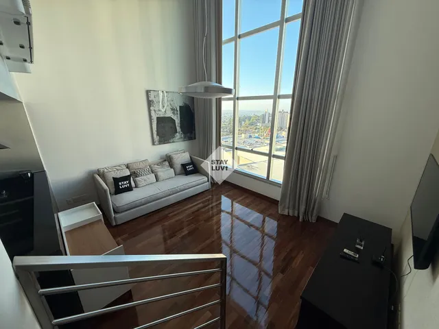 Obra de edifício residencial em andamento com grua ao fundo em dia claro
