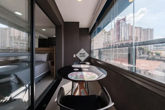 Lavanderia compacta de apartamento com máquina de lavar e prateleiras organizadas
