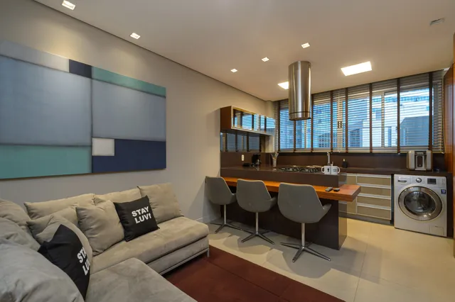 Cama de casal com colchão premium e almofadas brancas em quarto de apartamento
