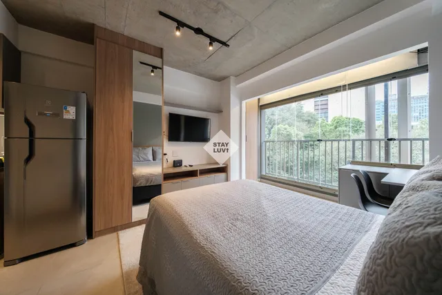 Máquina de lavar compacta instalada em lavanderia de apartamento pequeno