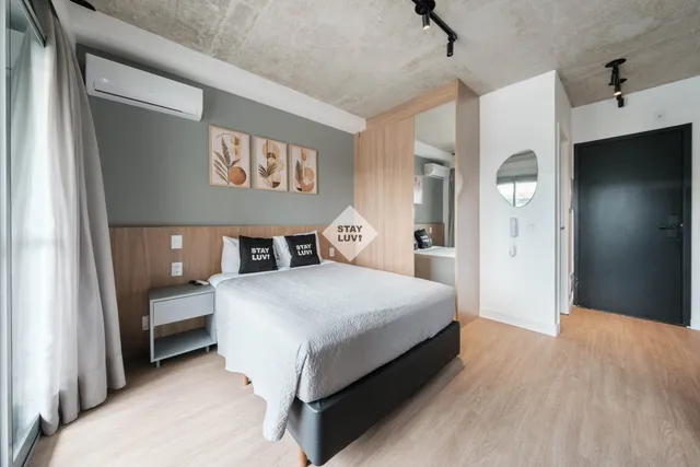 Quarto de apartamento com cortina blackout instalada em janela, ambiente escuro e aconchegante