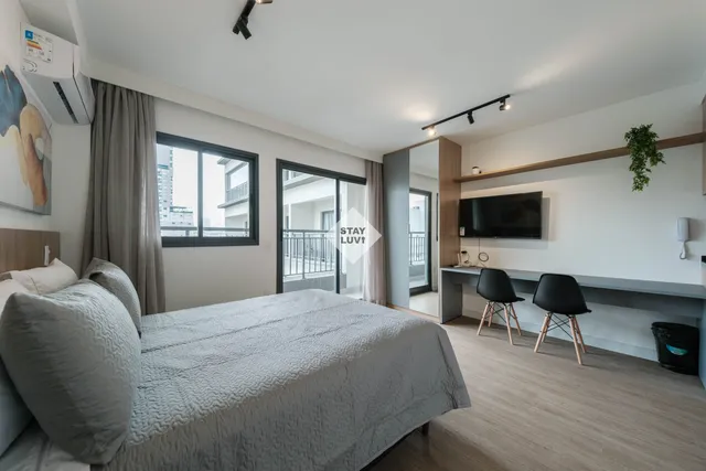 Sala de apartamento pequeno com espelho grande de parede que amplia visualmente o ambiente