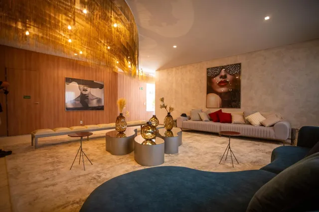 Sala de apartamento organizada com roteador sobre a mesa e caixas de mudança ao fundo