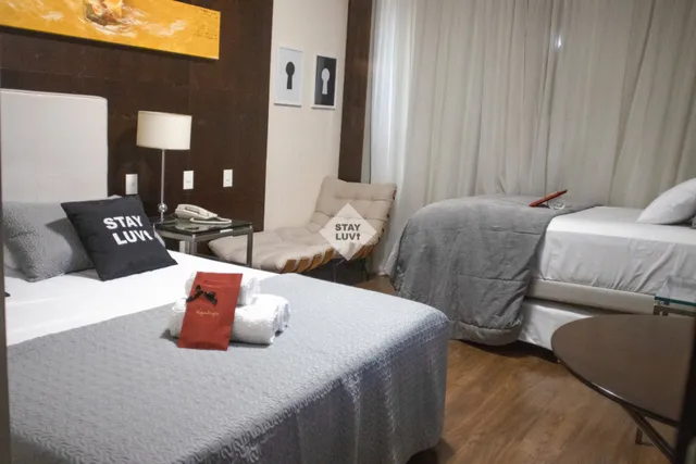 Mesa com documentos e caneta representando atualização de cadastros após mudança de endereço