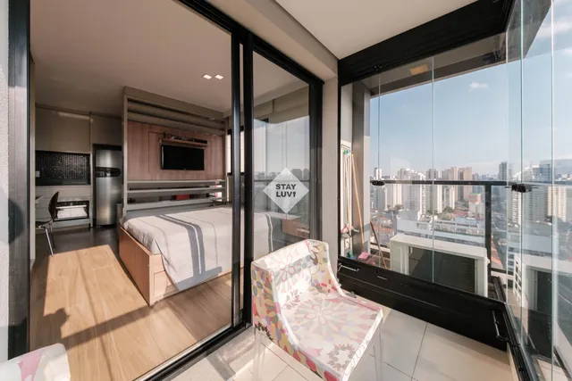Caixa de ferramentas organizada sobre bancada de madeira em apartamento