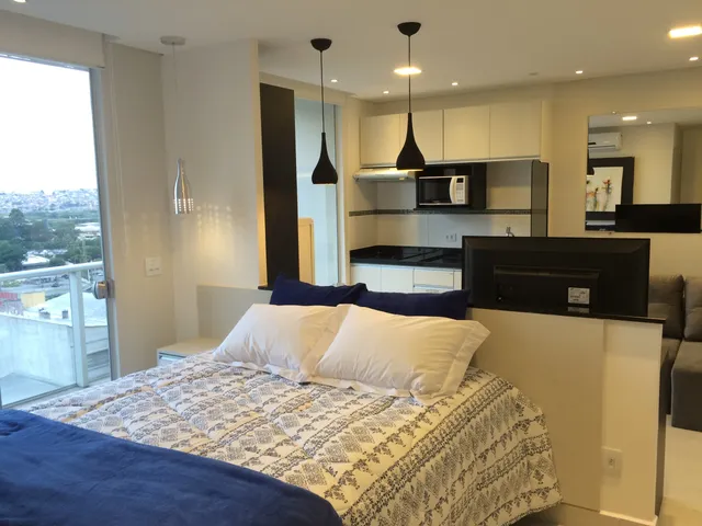 Cozinha compacta de apartamento com bancada organizada e utensílios básicos