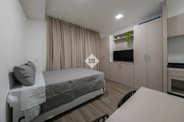 Vista aérea de bairro residencial paulistano com edifícios modernos e avenida arborizada