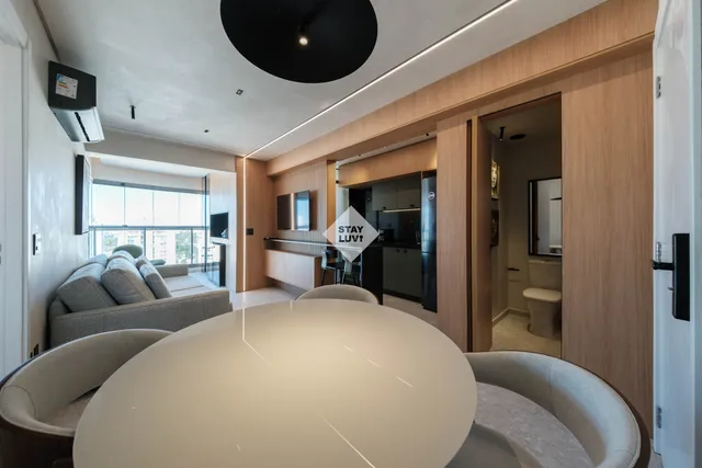 Área de lazer de condomínio residencial com piscina e jardim bem cuidados