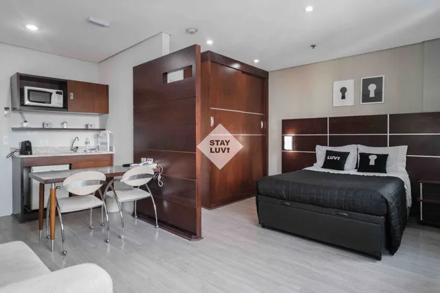 Prédio residencial com fachada moderna próximo a avenida arborizada em Belo Horizonte