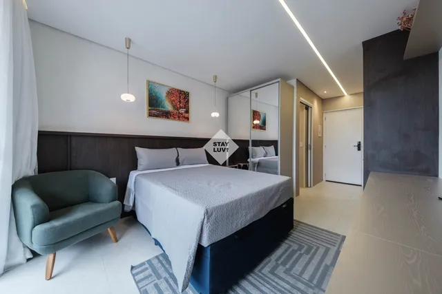Área comum de coliving com cozinha integrada e espaço de convivência