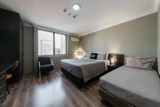 Sala de estar organizada e limpa com sofá e mesa ao fundo
