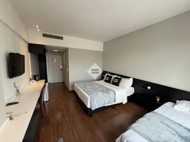 Sala de apartamento com sofá e mesa de jantar em prédio da Zona Sul de São Paulo