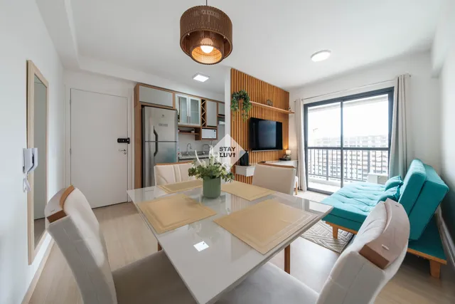 Área comum de coliving com espaço de convivência, cozinha compartilhada e estações de trabalho