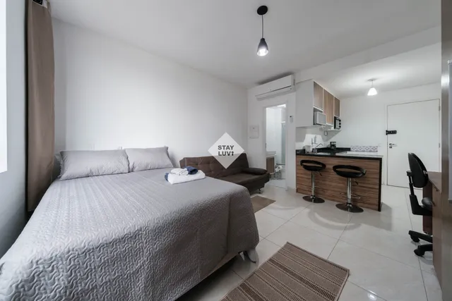 Pessoa assinando contrato de aluguel em mesa com chaves de apartamento ao lado