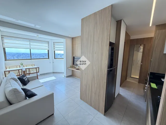 Orla residencial com prédios e calçada próximo ao mar em Icaraí, Niterói