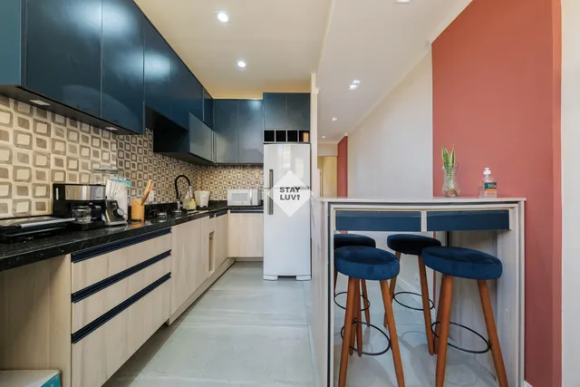 Apartamento residencial moderno bem iluminado com varanda em bairro urbano