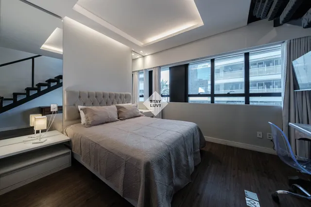 Studio compacto e mobiliado com cama, escrivaninha e janela ampla