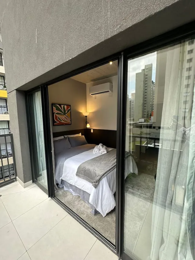Apartamento mobiliado com home office integrado, cozinha equipada e decoração neutra