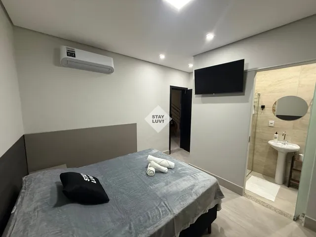 Garagem subterrânea de edifício residencial com vagas demarcadas e iluminação artificial