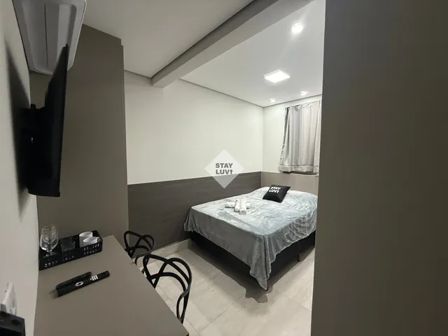 Sala de estar clara e mobiliada em apartamento residencial urbano