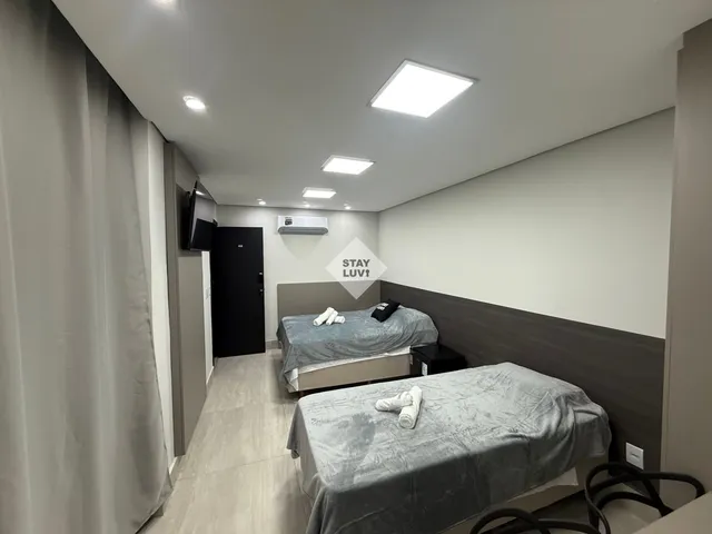 Quarto de apartamento de temporada arrumado em padrão hoteleiro, pronto para vistoria de qualidade