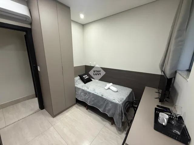 Avenida do Brooklin Paulista com prédios residenciais e comerciais e trânsito ao entardecer