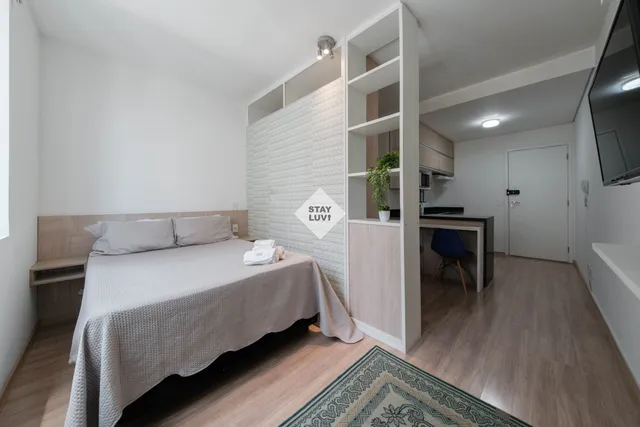 Prédio residencial em rua arborizada de Higienópolis perto da FAAP em São Paulo