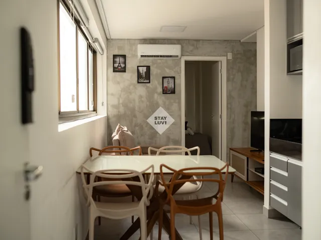 Quarto de apartamento por temporada arrumado, com cama de casal e ambiente aconchegante