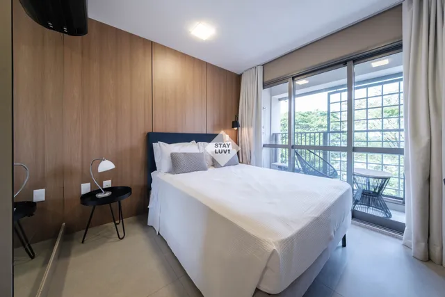 Apartamento mobiliado com mesa de trabalho e sala de estar iluminada