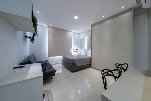 Pessoa observando obra inacabada de apartamento com capacete de segurança e expressão preocupada
