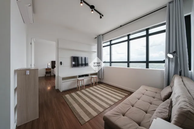 Casa com piscina e jardim em bairro residencial à beira-mar