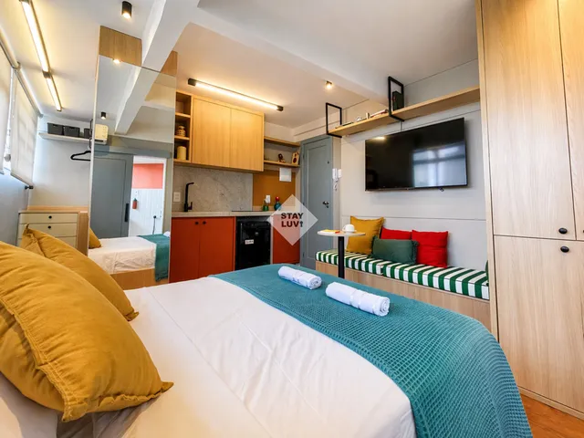 Calculadora e documentos financeiros de investimento imobiliário sobre mesa