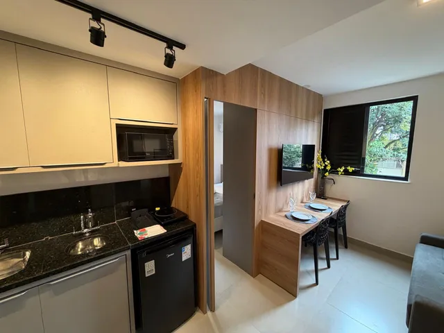 Quarto mobiliado com cama de casal e guarda-roupa em apartamento familiar de Belo Horizonte