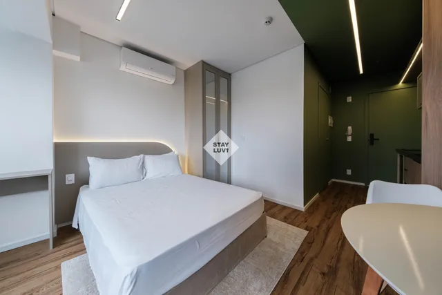 Sala ampla e mobiliada com boa iluminação em apartamento nobre de Belo Horizonte