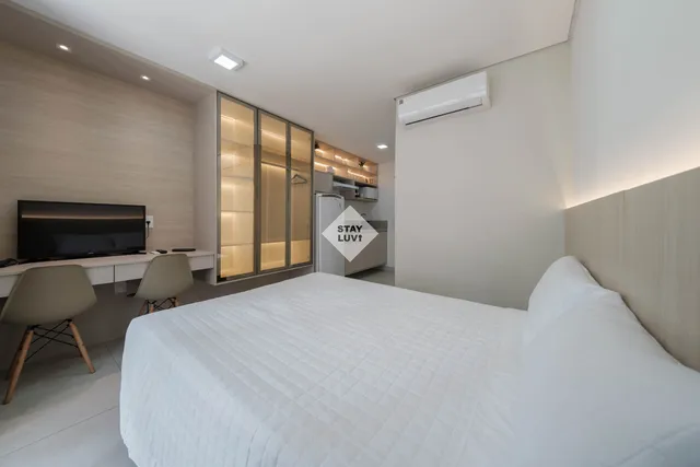 Sala mobiliada com estilo aconchegante em apartamento de bairro tradicional de Belo Horizonte