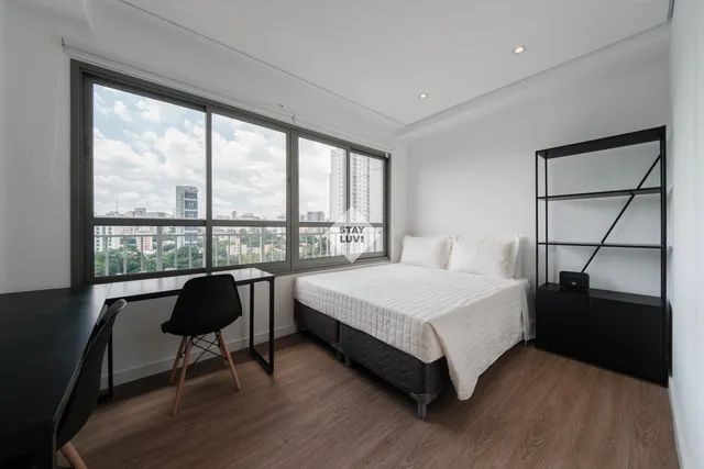 Sala e cozinha mobiliadas em apartamento de bairro central de Belo Horizonte