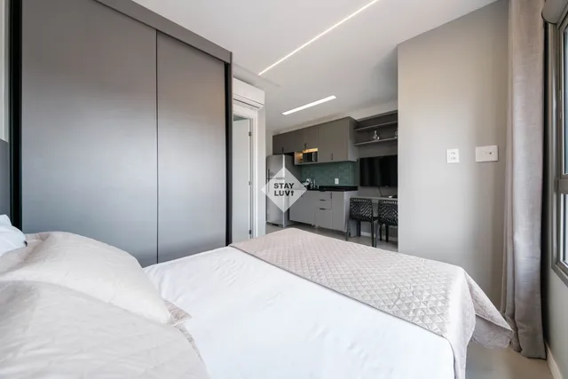 Quarto mobiliado com cama de casal e boa iluminação em apartamento residencial de Belo Horizonte