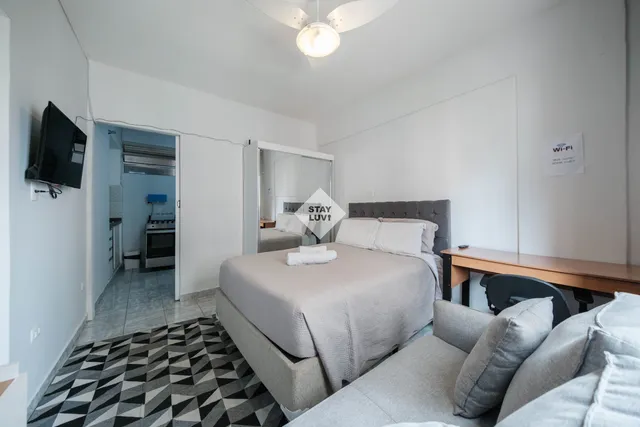 Apartamento mobiliado e iluminado em bairro central de Belo Horizonte com prédios de médio porte