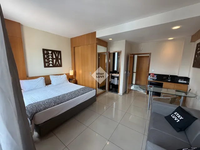 Apartamento iluminado com sala de estar e janelas amplas com vista para o exterior