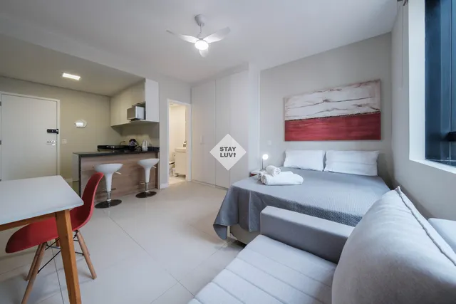 Roteador de internet e cabos sobre mesa em apartamento com caixas ao fundo