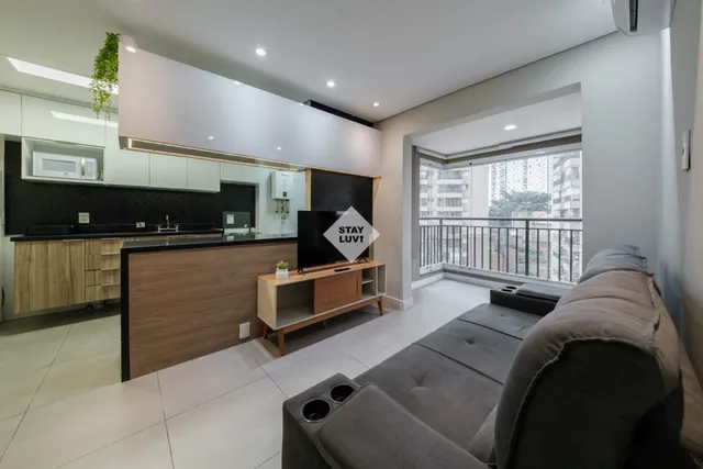 Sala limpa e organizada de apartamento de temporada pronta para o próximo hóspede