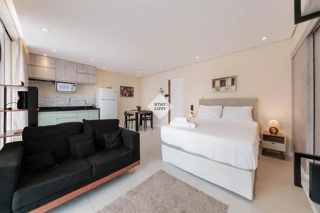 Chave de apartamento sobre contrato imobiliário assinado com caneta sobre mesa